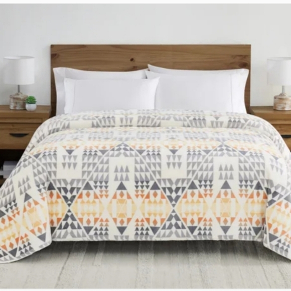 Pendleton Other - Pendleton plush blanket Arrow Point New, King